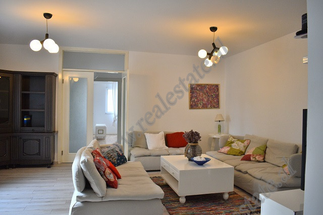 Apartament 2+1 me qira ne rrugen Nikolla Jorga, prane zones se Myslym Shyrit ne Tirane.
Shtepia poz